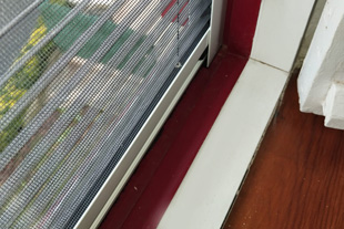 detalle de la mosquitera plisada instalada en hendaya